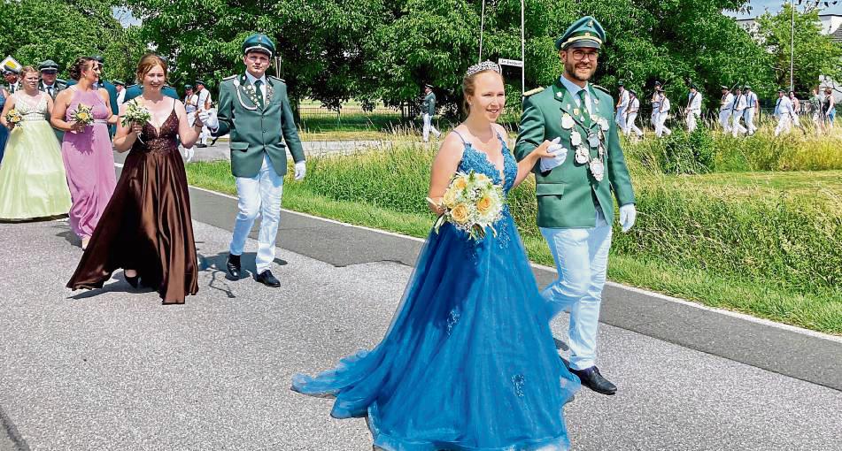 Das Königspaar Juliana Dienst und Theo Einhoff führte den Festumzug an. Fotos: Bußmann