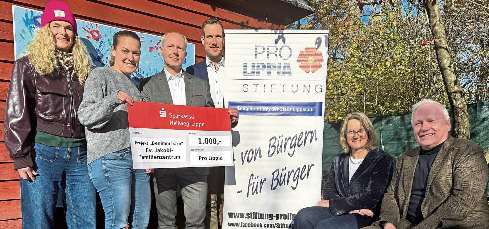 „Benimm ist in“: Nicole Schleppphorst (v.l.) und Anna Enste freuen sich, dass der Workshop am evangelischen Jakobi-Familienzentrum wieder finanziell durch die Stiftung Pro Lippia unterstützt wird und bedankten sich bei den Vorstandsmitgliedern Martin Risse, Philipp Maron, Dorothee Jungeblodt und Wolfgang Schwade für die Spende.