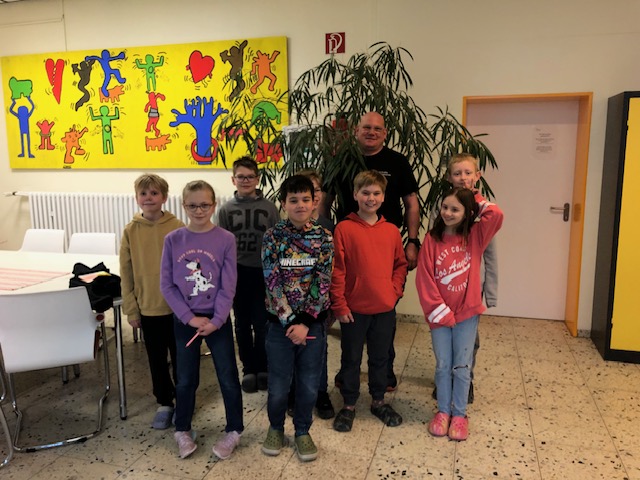 Hausmeister Jörg Passmann mit der Klasse 4. Foto: Lindenschule