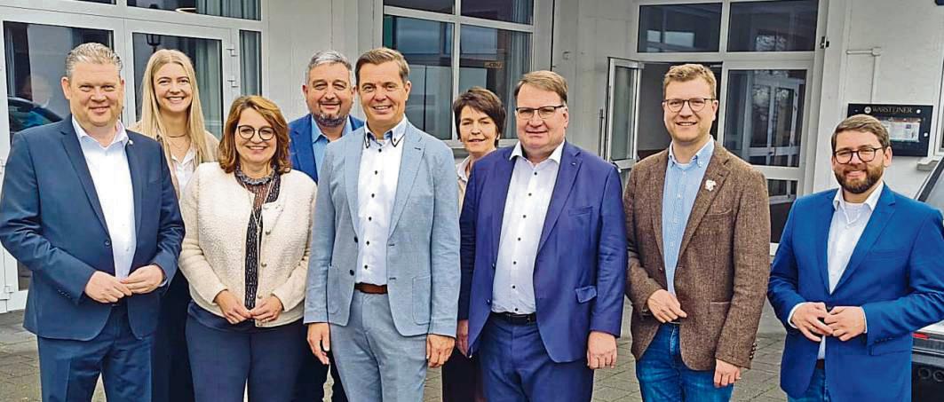 Oliver Pöpsel (vorn, M.) ist neuer CDU-Kreisvorsitzender. Den geschäftsführenden Vorstand bilden mit ihm: (v.l.) Jörg Blöming als Stellvertreter, die stellvertretende Schatzmeisterin Julia Rüther, die stellvertretende Kreisvorsitzende Britta Feiler, Pressesprecher Andre Hänsch, Schriftführerin Helga Schäfermeier, als stellvertretender Kreisvorsitzender Markus Patzke, Schatzmeister Maximilian Wulf und Mitgliederbeauftragter Marcel Westervoß.