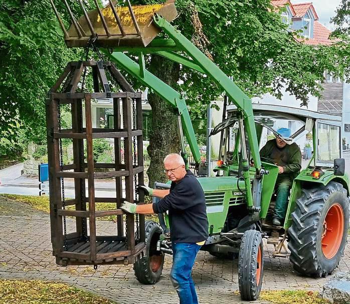 Per Frontlander wurde der Schubstuhl am Schneringer Tor wieder aufgestellt. Foto: Kloer