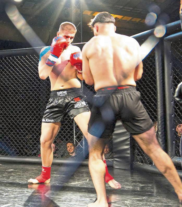 Auch Noel Gutjar (l.) trat für das Team Tiger aus Lippstadt bei der Kickbox-Gala in Griesheim an und musste sich in seinem Kampf nach Punkten geschlagen geben.