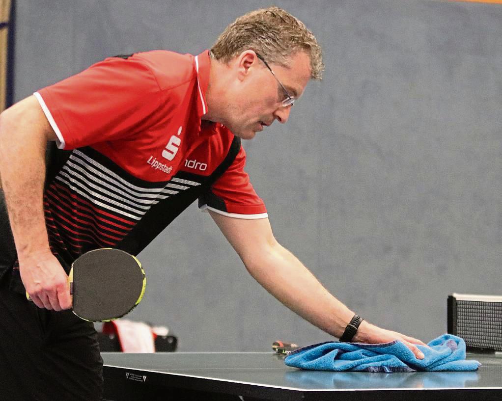 Platte putzen half auch nicht: Kapitän Thorsten Schmidt und die DJK Cappel müssen nach der 5:9-Niederlage in Avenwedde weiter um den Klassenerhalt bangen. Foto: Wiegand
