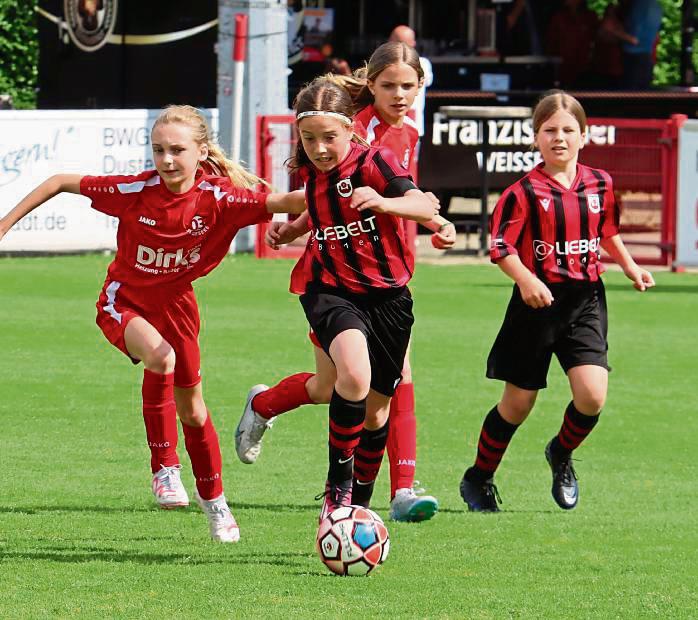 Beim Turnier der U11-Mädchen standen sich in der Vorrunde der SV Lippstadt (in Schwarz-Rot) und der SV 03 Geseke (in Rot) gegenüber. Lippstadt siegte 6:0. Foto: Feichtinger