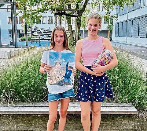So sehen Siegerinnen aus: Pauline Egidius (l.) gewann beim Schulfest des Ostendorf-Gymnasiums den Fotowettbewerb und Pia Münstermann (r.) das Schätzspiel.