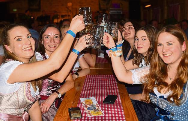 Beim Störmeder Starkbierfest geht’s in der mobilen Zeltalm zünftig zu. Archivfoto: Tuschen