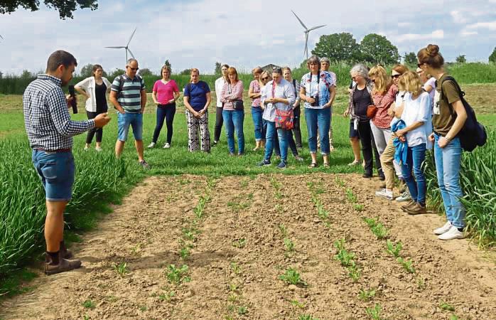 Versuchsgutleiter Steffen Hünnies erklärte den Teilnehmern der Lehrer-Fortbildung die verschiedenen landwirtschaftlichen Pflanzen. Foto: Drees-Hagen (WLV)