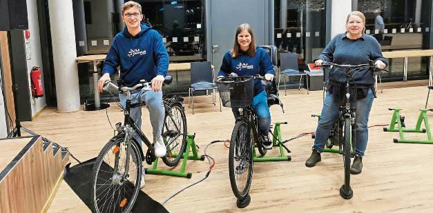 Strampeln für den Kinogenuss: die Organisatoren (v.l.) Dennis Isaak, Sarah Marx und Mira Hennerkes. Foto: Goddek