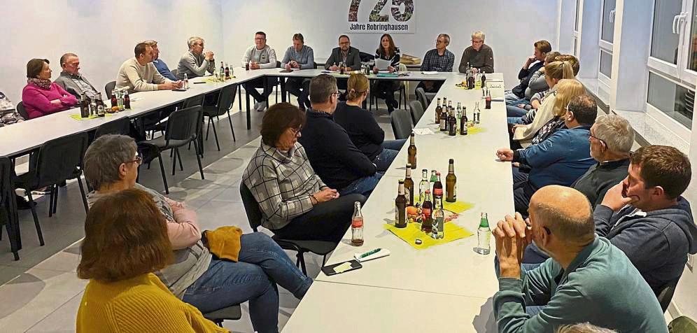 Eine gute Beteiligung für einen kleinen Ort: Die Robringhauser interessieren sich offensichtlich für das, was in ihrem Ort passiert. Foto: N. Gerwin