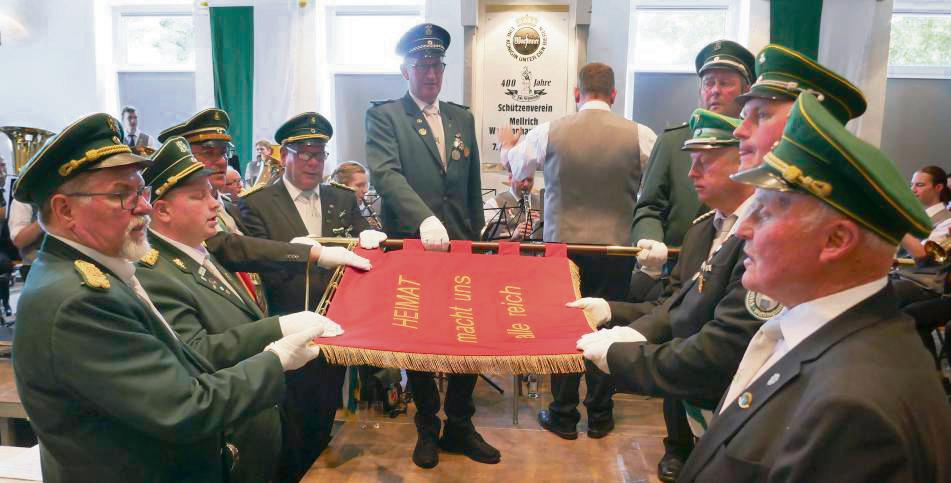 Die Vorsitzenden der Kirchspiel-Schützenvereine versprachen, die Standarte stets zu achten und zu schützen. Gestiftet hat sie Joe Schulte (r.). Foto: Priesnitz