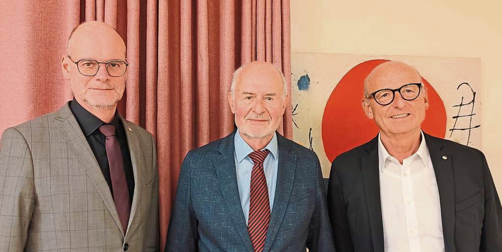 Nach 25 Jahren im Vorstand der Dr.-Arnold-Hueck-Stiftung wurde Franz Ulrich Lücke (M.) von Christof Sommer (l.) und Manfred Strieth verabschiedet.