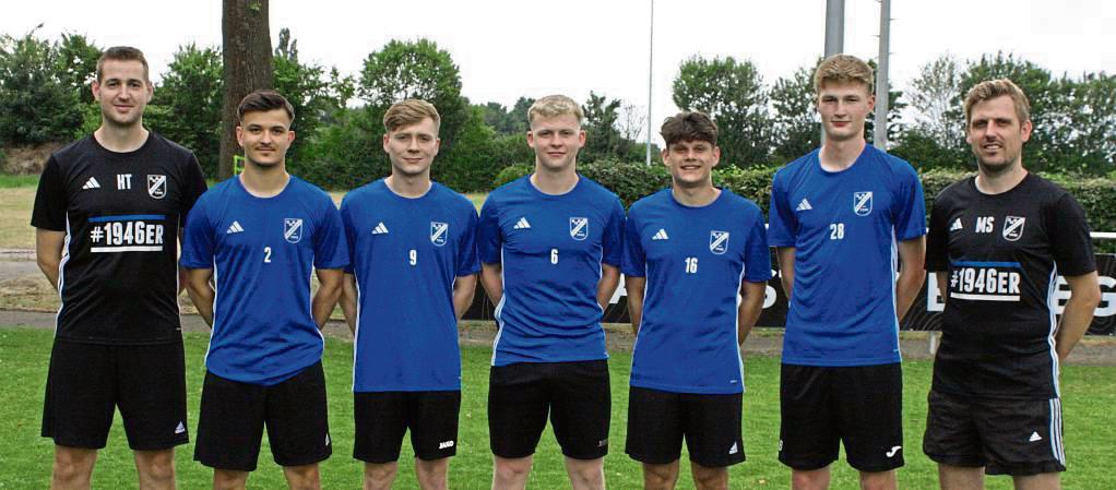 Fünf der sechs Neuzugänge stellten sich beim Westenholzer Auftakttraining vor: (v.l.) Hendrik Tölle (Co-Trainer), Pascal Pickartz (SuS Bad Westernkotten), Marlon Göke (SJC Hövelriege), Max Gregor Remmert, Nico Lucarelli und Janne Bücker (alle A-Jugend Delbrücker SC) und Michael Schormann (Trainer). Es fehlte noch Phil Mika (Viktoria Clarholz). Foto: Schlink