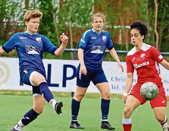 1:1 endete die Landesliga-Partie Mitte April zwischen dem TuS Wadersloh (in Blau) und den Gästen aus Ahlen. Diesmal wird es definitiv einen Sieger geben. Foto: Feichtinger