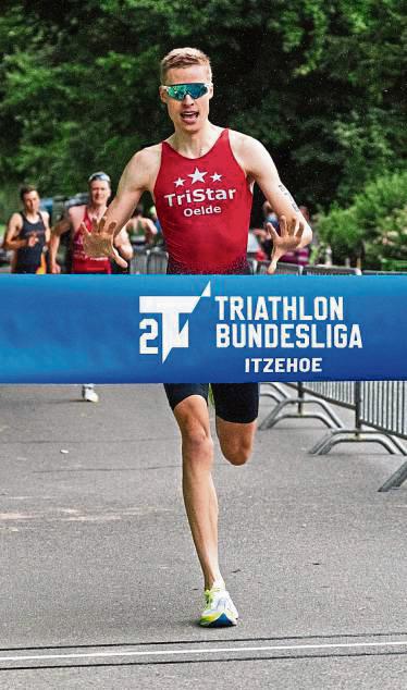 Matthias Gravendyk beim Überqueren der Ziellinie in Itzehoe. Der Athlet aus Ehringhausen trat in der 2. Bundesliga für seinen diesjährigen Ligaverein TriStar Oelde an. Foto: DTU/Johannsen