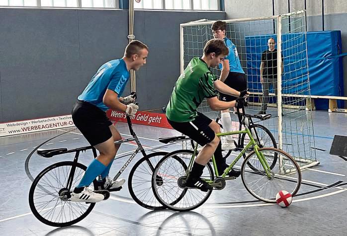 Großen Kampfgeist zeigten die U17-Radballer Erik Wessel und Emil Krüger (in Blau) vom SC Lippstadt gegen ihre U19-Konkurrenten aus Schiefbahn und Velbert.