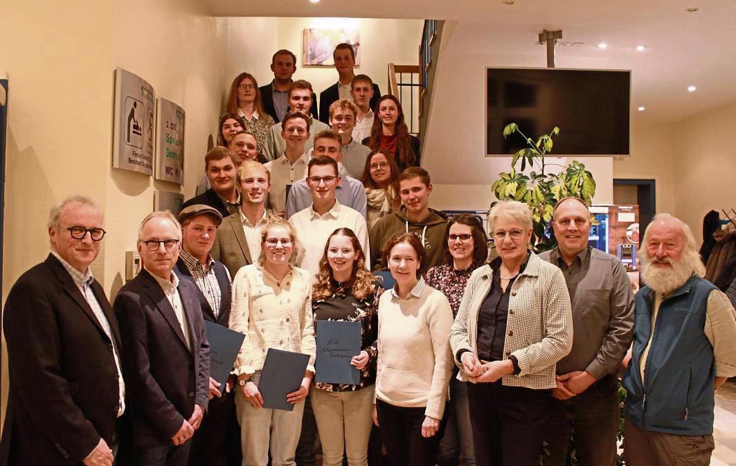 Im Rahmen der Mitgliederversammlung des VLF Soest wurden jetzt die ehemaligen Auszubildenden in der Landwirtschaft aus dem Kreis Soest feierlich verabschiedet.