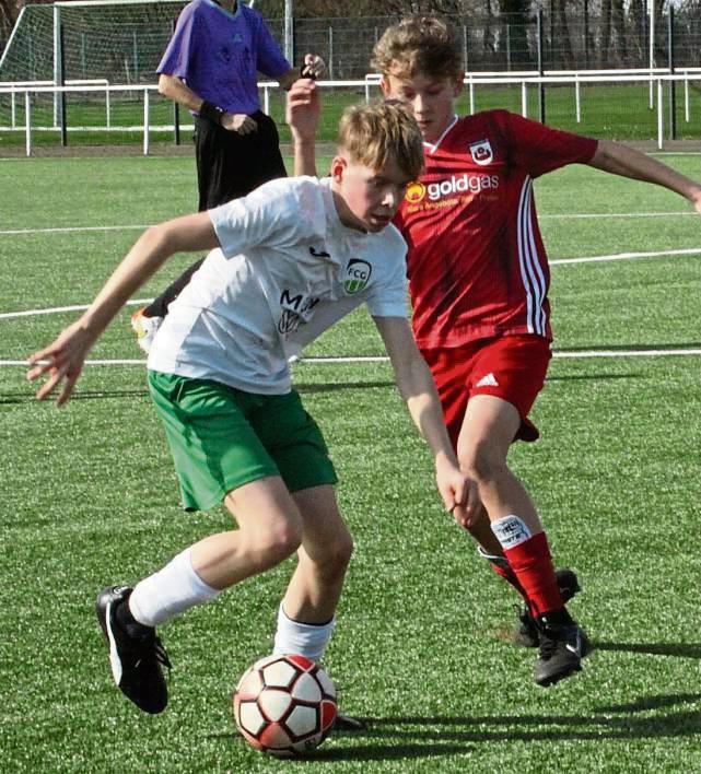 Nicht über ein 1:1 hinaus kam die D-Jugend des SV Lippstadt (in Rot) im Heimspiel gegen Gütersloh. Dadurch büßte man auch die Tabellenführung ein. Foto: Dannhausen