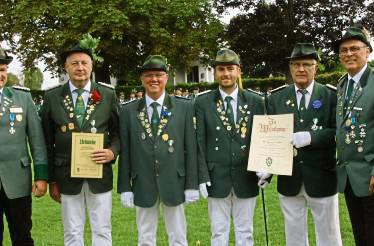 Neben weiteren Schützen wurde auch Ehrenmajor Wolfgang Casties (r.) geehrt. Er erhielt den Orden für hervorragende Verdienste. Foto: Wissing