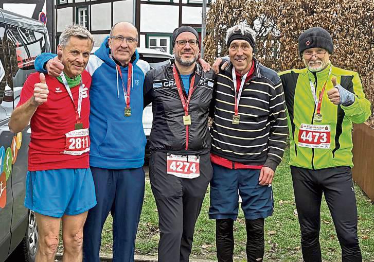 Auch die „LTV-Laufgruppe Dieter Brand“ erlebte einmal mehr die Faszination des Silvesterlaufs hautnah mit (v.l.): Meinolf Otte, Rüdiger Holzbach, Georg Weber, Chris Peters und Stefan Wortmeier. Es fehlt Werner Lipsmeyer.