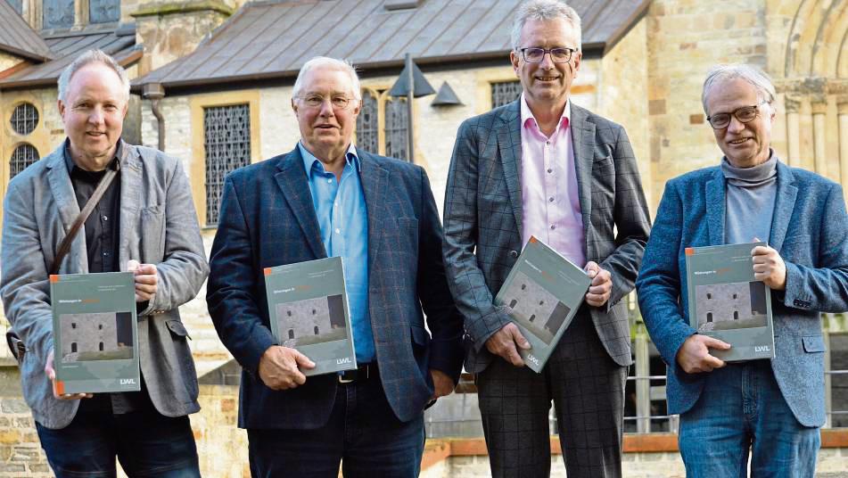 Sven Spiong (LWL Bielefeld), Autor Rudolf Bergmann, Rudolf Grothues (LWL Münster) und Martin Kroker (Leiter Kaiserpfalz, v.l.) bei der Buchvorstellung „Wüstungen in Westfalen“ in der Paderborner Kaiserpfalz. Foto: Gröbing