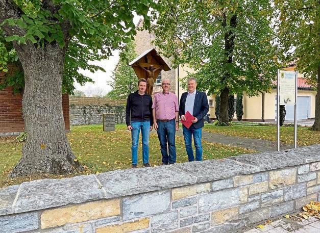 2000 Euro hatte das Land NRW via Heimat-Scheck zum Beispiel auch für die Aufarbeitung der Natursteinmauer am Kapellenplatz in Langeneicke locker gemacht.