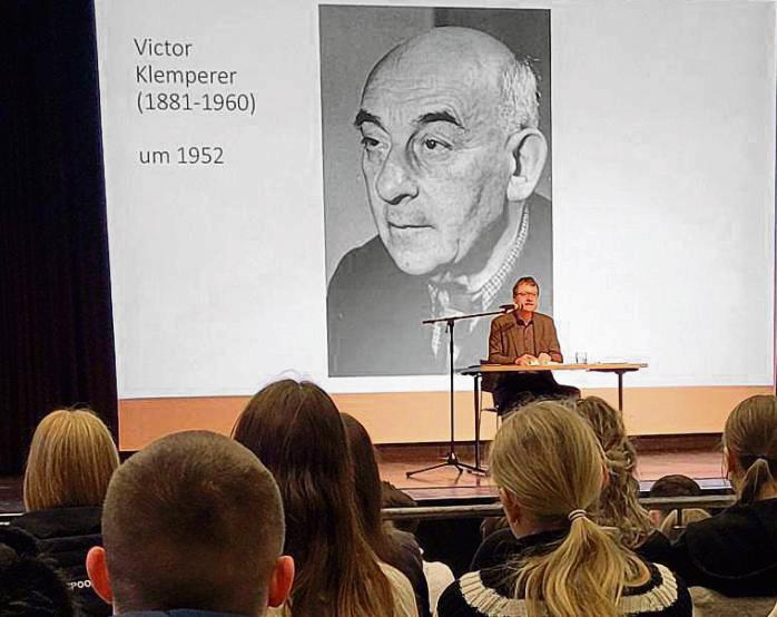 Autor Renatus Deckert las am Projekttag aus den Tagebüchern von Victor Klemperer vor.