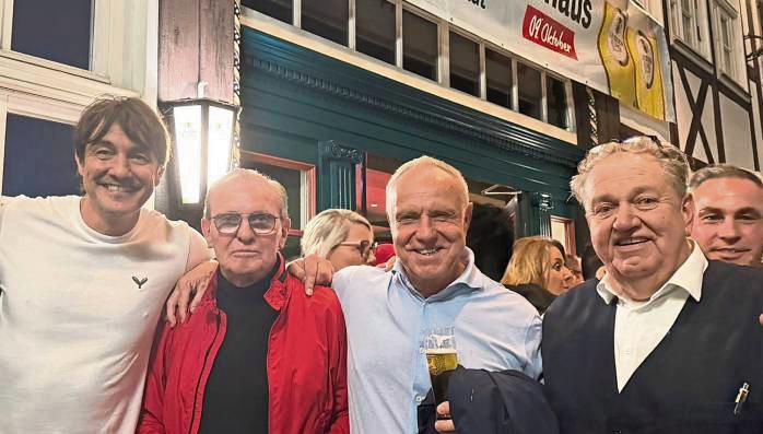 Am Dienstagabend hat Ralf „Auge“ Stotz (r.) schonmal das „Warm-up“ gefeiert, hier mit (v.l.) Comedian Matze Knop, Robert Hillebrand vom Dienstagsclub Borussia und dem Ex-Profifußballer Michael Rummenigge. Foto: Frank Lütkehaus