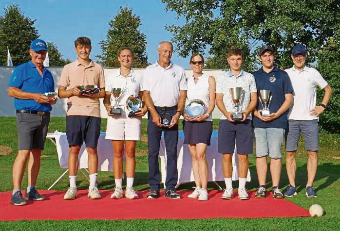 Sie machten das Rennen: Die Sieger der Clubmeisterschaften (v.l.): Andreas Ulrich, Hans Jacob Jasper, Greta Jasper, Günther Seppler, Heike Friedrichs, Paul Hillebrand, Michael Günnewig mit Golfclub-Präsident Norbert Loddenkemper.