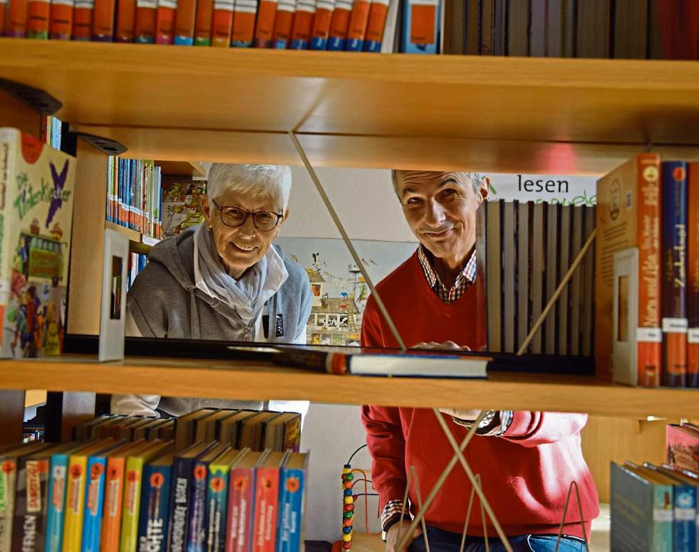 Brigitte Manzke und Daniele Casti suchen im Namen des Teams ehrenamtliche Helfer mit Liebe zu Büchern. Foto: Kossack