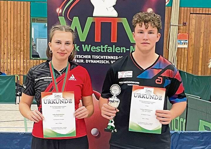 Erfolgreiches Geschwister-Duo: Während Julia Rademacher (l.) bei den Mädchen U19 Platz zwei belegte, gewann ihr Bruder Lukas bei den Jungen 19 den Titel und hat sich damit für die Westdeutschen TT-Meisterschaften qualifiziert.
