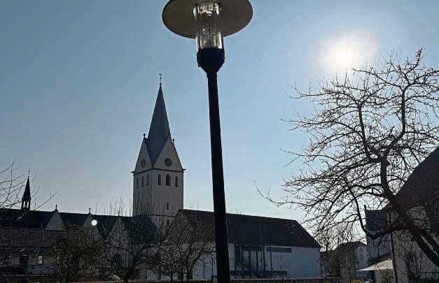 Am Tag nicht schlimm, im Dunkeln ungünstig: Die Laterne an der Wegekreuzung im Park Thoholte blieb – trotz Meldung – lange finster. Foto: N. Wissing