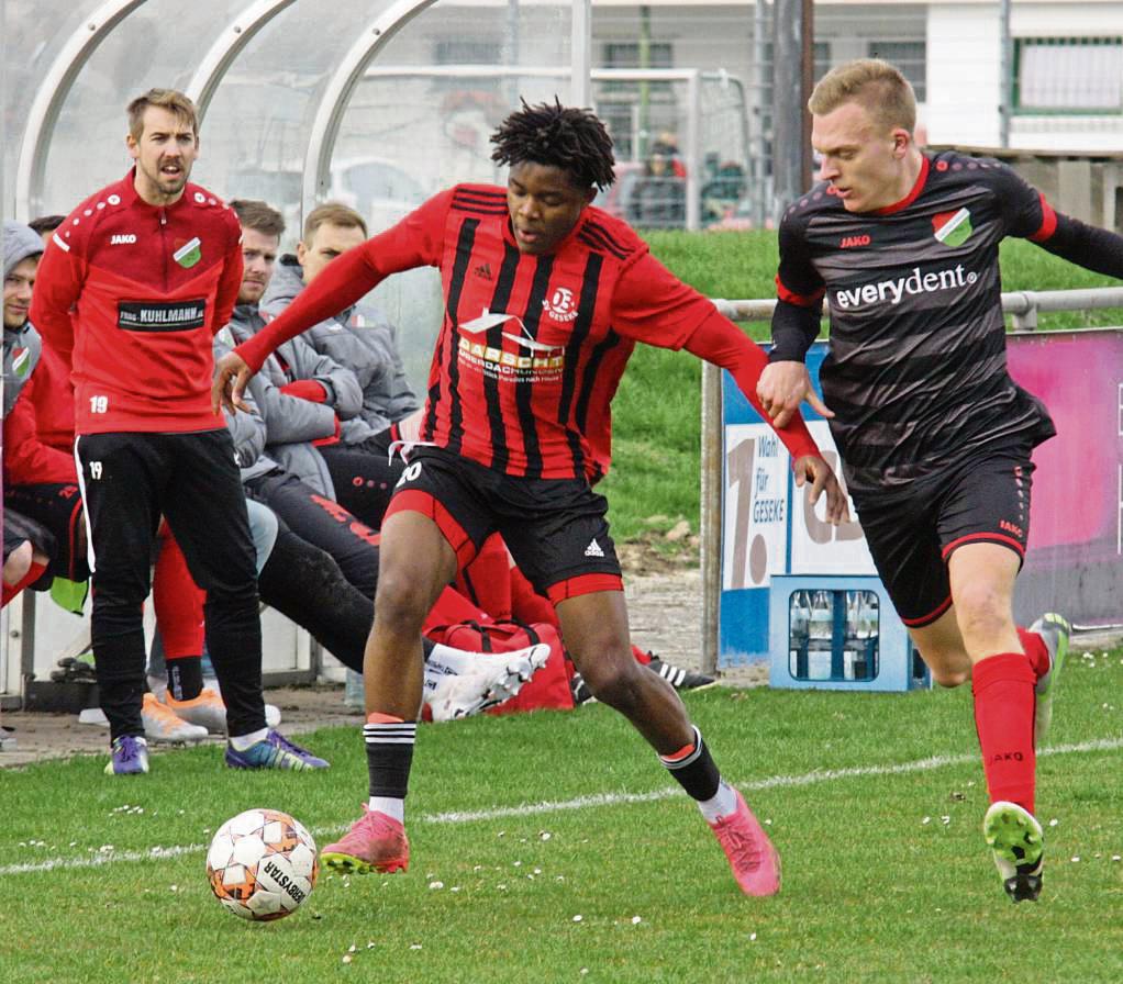 Der SV 03 Geseke – hier mit Quadri Abayomi Abdulquadri (l.) – verlor sein Heimspiel gegen den FC Dahl/Dörenhagen mit 0:2. Foto: Schlink
