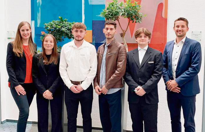 Prokuristin Fenja Winkler (l.) und Ausbildungsleiter Frederik Gerken (r.) begrüßten die Azubis (v.l.) Angeliki Goskova, Dion Younés Thiel, Ahmad Al Jamos und Sean Horvatic.