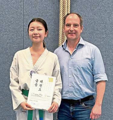 Xiaozhang Wang freute sich zusammen mit Trainer Carsten Holper über die bestandene Prüfung.