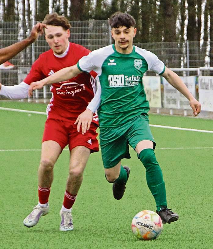Der TuS Anröchte (rote Trikots ) brachte dem SuS Cappel mit beim 3:1 eine empfindliche Niederlage bei. Foto: Schnieder