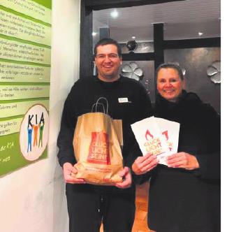 Admir Kadric von „SaniKids“ hat die Tüten an Stephanie Schoen (Kia) übergeben.