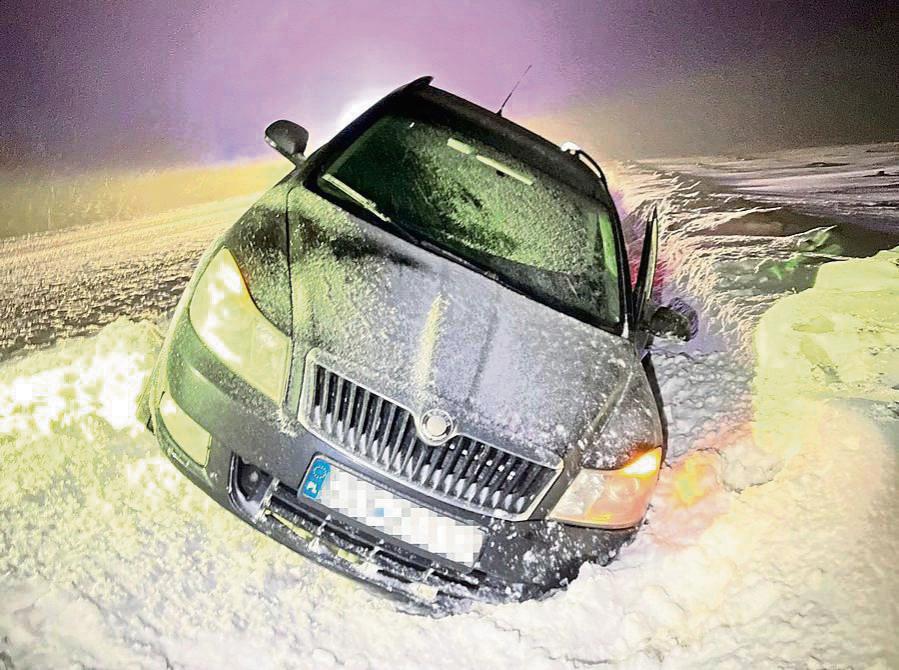 Erst landete der 19-Jährige nach einer wilden Verfolgungsjagd im schneebedeckten Graben, dann floh er zu Fuß und versteckte sich auf einem Gartenhäuschen.