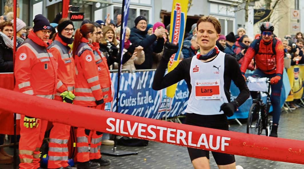Ihm gelang ein besonderes Kunststück: Mit dem Büdericher Lars Franken trug sich zum ersten Mal überhaupt ein Lokalmatador in die Siegerliste über 15 Kilometer ein. Fotos: Uwe Feichtinger