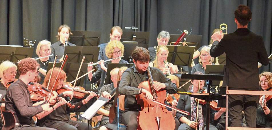 Daniele Costa (r.) dirigiert das Ensemble. Links neben ihm hat Solist Thomas Walter Platz genommen. Foto: Gröbing