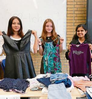 Beitrag gegen Fast-Fashion: die Kleidertauschparty.