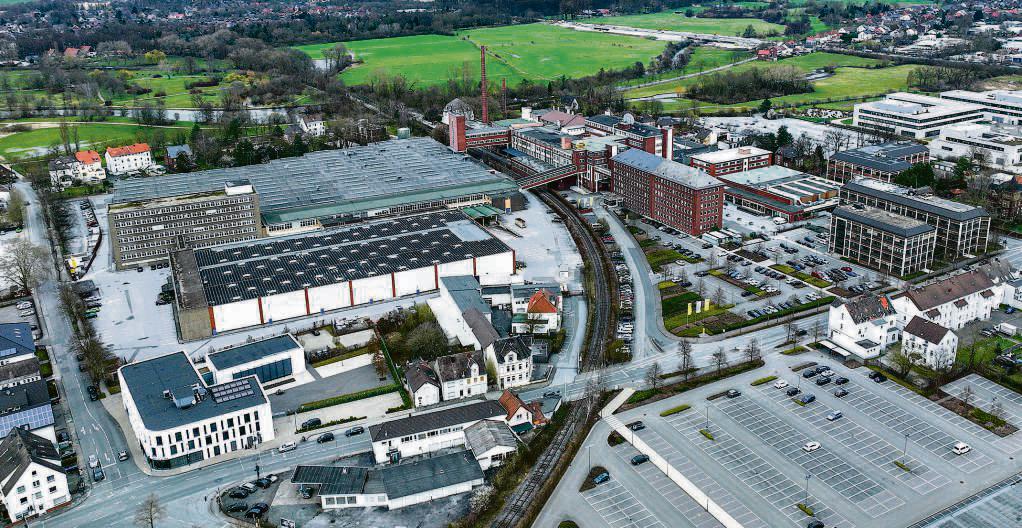 Der Hella-Stammsitz an der Rixbecker Straße: Westlich der WLE-Gleise (hier mittig) will der Zulieferer Gebäude abreißen und so Platz schaffen für „Cells“. Archivfoto: Eickhoff