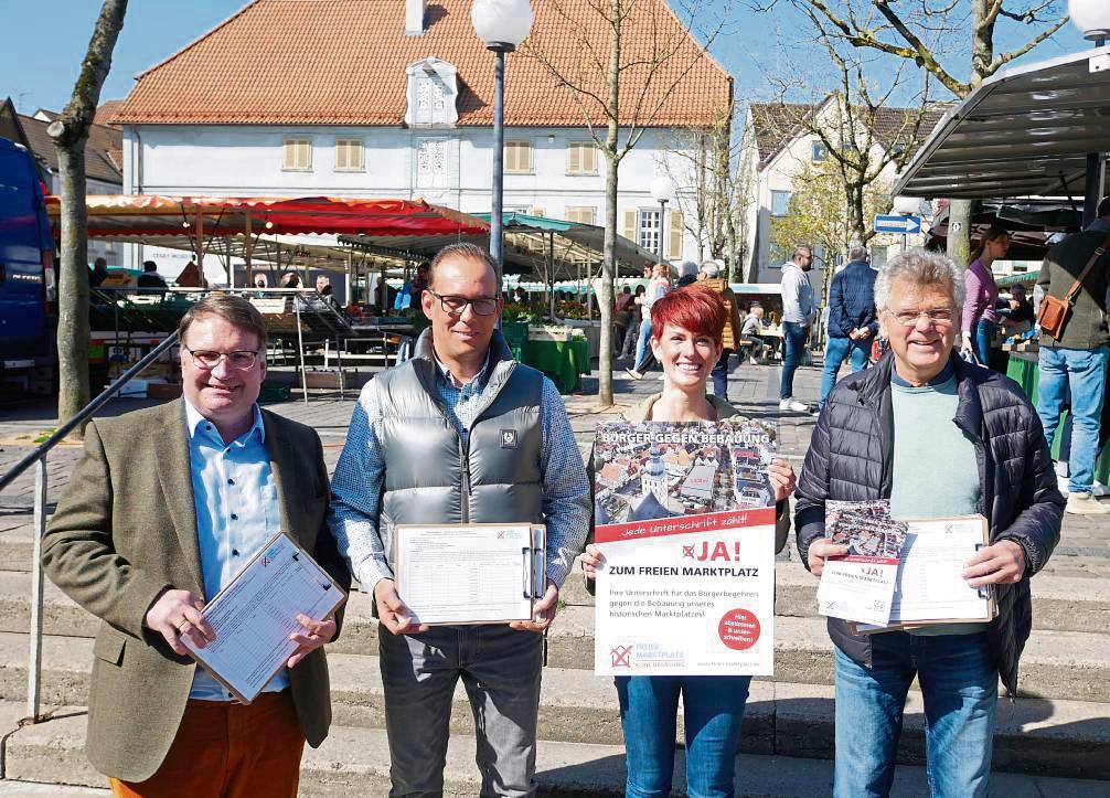 Mit einem Bürgerbegehren möchte die „Initiative freier Marktplatz“, hier vertreten von (v.l.) Markus Patzke (CDU), Schausteller Walter Burkhard jun., Stephanie Lönne (CDU) und Hans-Dieter Marche (BG), einen Museumsneubau auf dem Marktplatz verhindern. Foto: Bsdurek