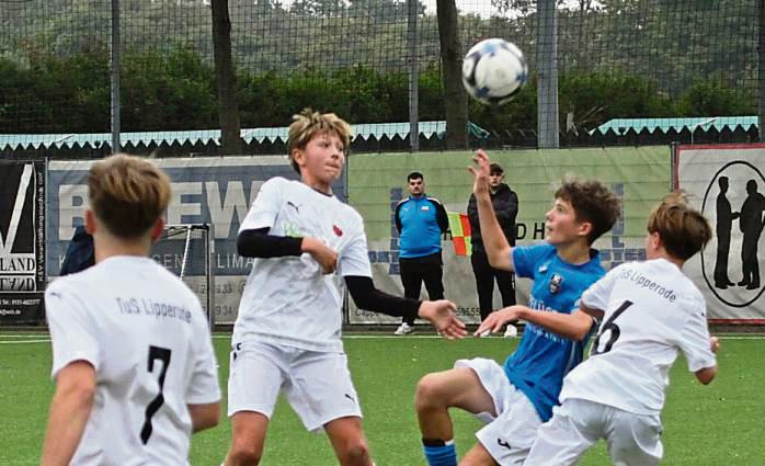 Die Punkte bleiben in Lipperode: Die C-Jugend des TuS (in Weiß) besiegte Wiedenbrück II 1:0. Fotos: Hans Dannhausen