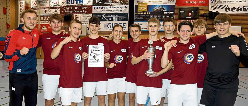 Sie haben es wieder getan. Mit einem 1:0-Endspielsieg gegen den TuS Warstein sicherten sich die B-Junioren der JSG Anröchte/Mellrich erneut den Stadtmeistertitel. Foto: Heinke