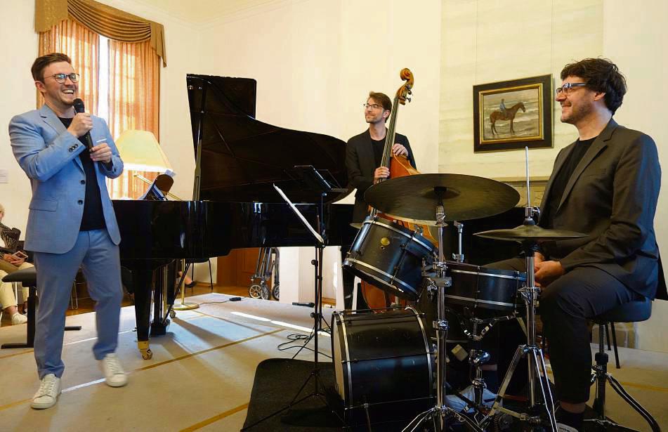 Frank Dupree (Klavier), Jakob Krupp (Kontrabass) und Meinhard „Obi“ Jenne (Schlagzeug) begeisterten im Museum Abtei Liesborn mit Stücken von Nikolai Kapustin, George Gershwin, Maurice Ravel, Claude Debussy und Igor Strawinsky. Foto: Boronowsky.