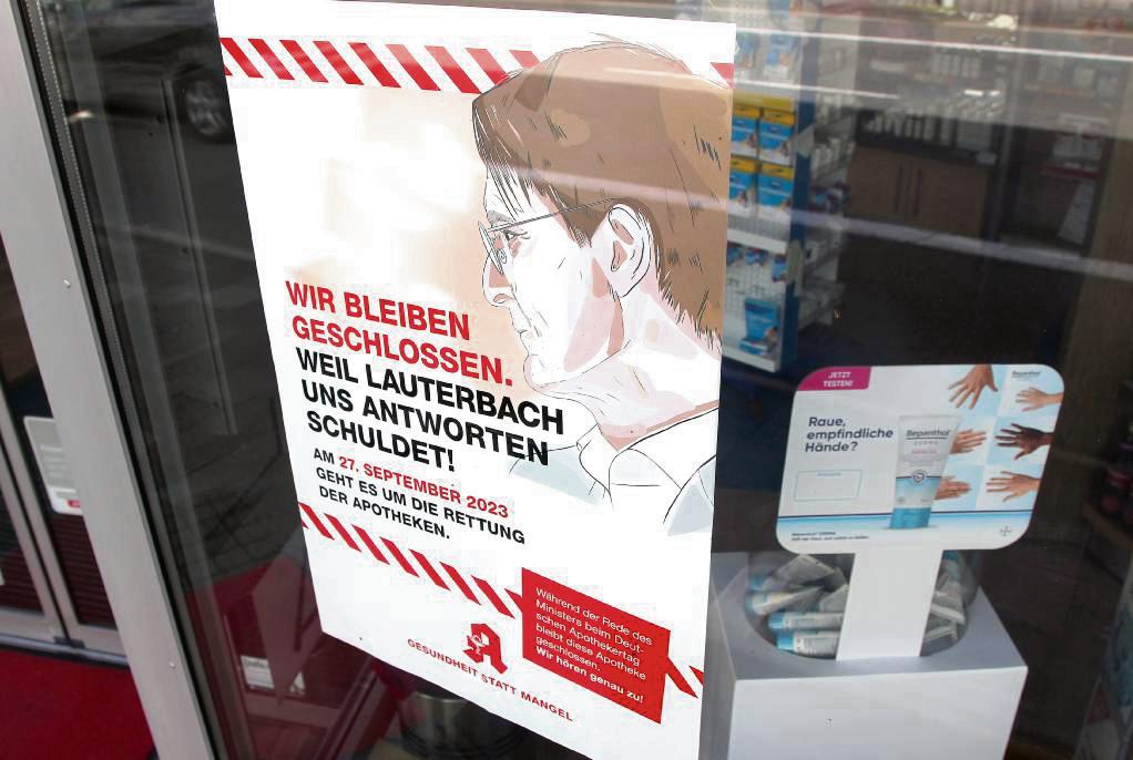 Auch mit Plakaten weisen die Apotheken – hier die Adler-Apotheke in Erwitte – auf die Protestaktion hin. Foto: Puls