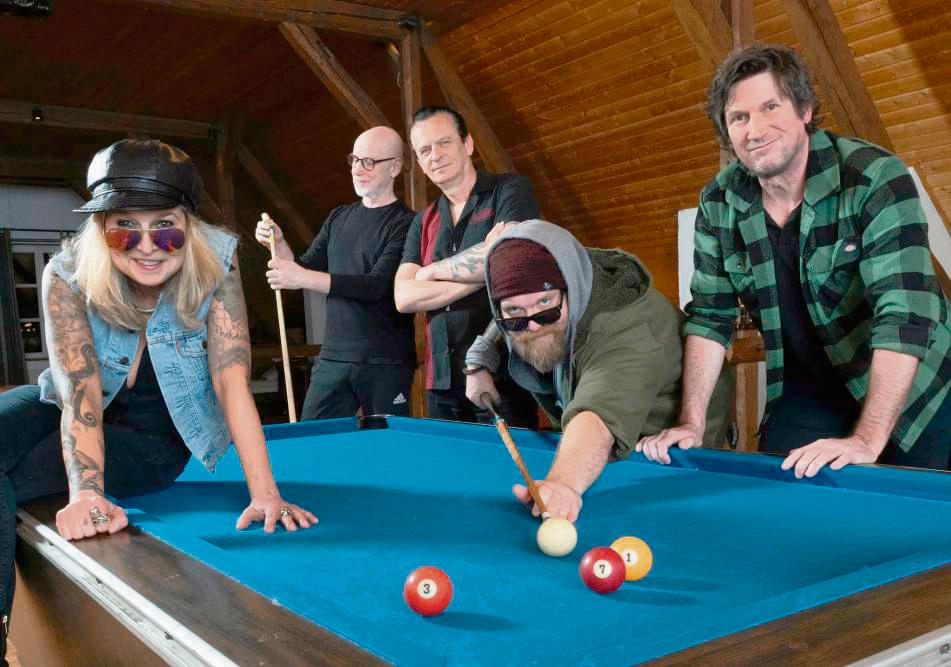 „Das gesamte Album ist ein bisschen mehr ein ‚Wir‘: Sänger Tex Brasket (2.v.r.) mit seinen Bandkollegen von Slime. Foto: Mirja Nicolussi