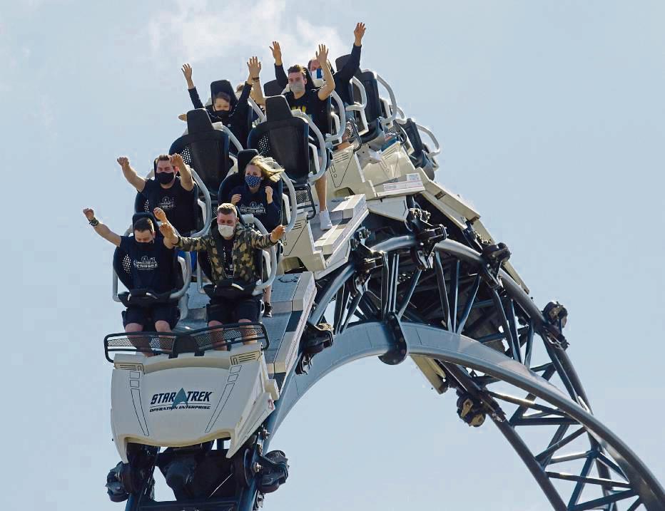Wilde Fahrten auf der Achterbahn warten im Moviepark Germany. Foto: dpa