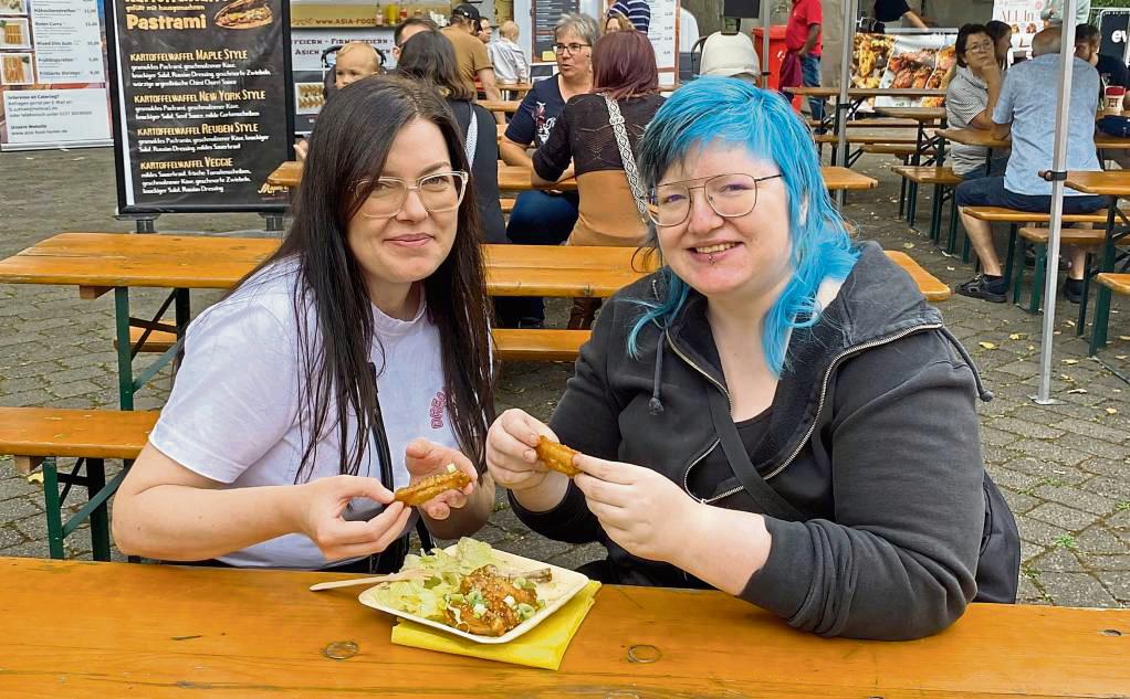 Mara Rosengart (l.) und Maren Rosengart probierten die Chicken Wings.