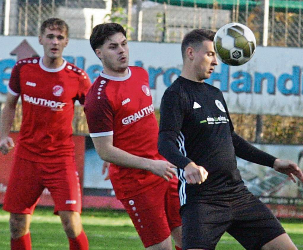 Die Rot-Weißen aus Mastholte müssen sich im Stadtderby in Rietberg auf einen heißen Tanz einstellen, denn die Gastgeber haben die 0:5-Pleite aus dem Hinspiel sicherlich noch nicht zu den Akten gelegt. Und der SuS Bad Westernkotten II (in Schwarz) will in Warendorf beweisen, dass man sich im Abstiegskampf noch nicht aufgegeben hat. Foto: Schlink